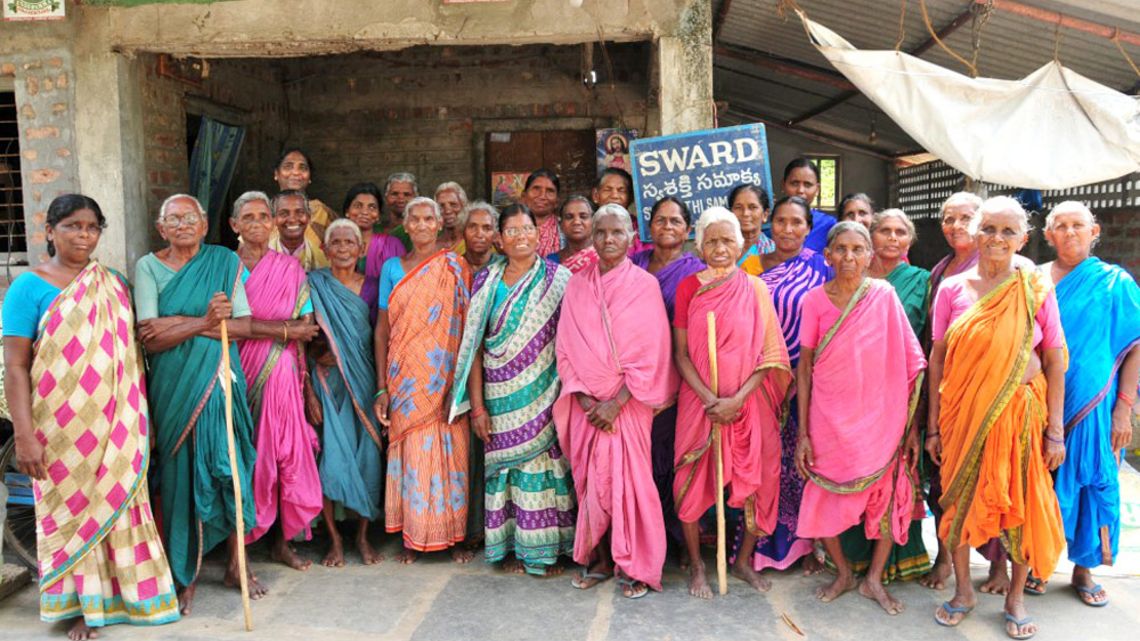 Große Gruppe älterer Frauen vor dem Gebäude des Tageszentrum der Organisation SAWA.